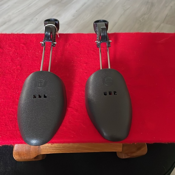 Shoe Gear Men’s Shoe Tree-Black-Plastic-Adjustable-Fits Most Sizes and Styles - Picture 2 of 6